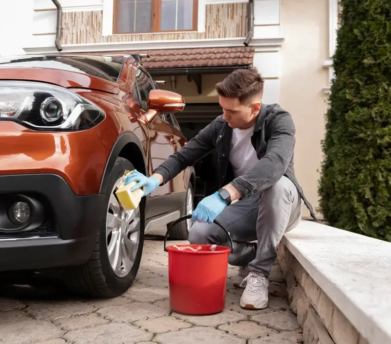 Lavage auto à domicile Marsac-sur-l'Isle : professionnel intervenant sur un véhicule
